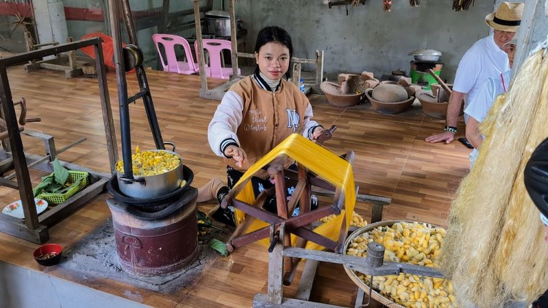 Spinning raw silk thread out of coccoons