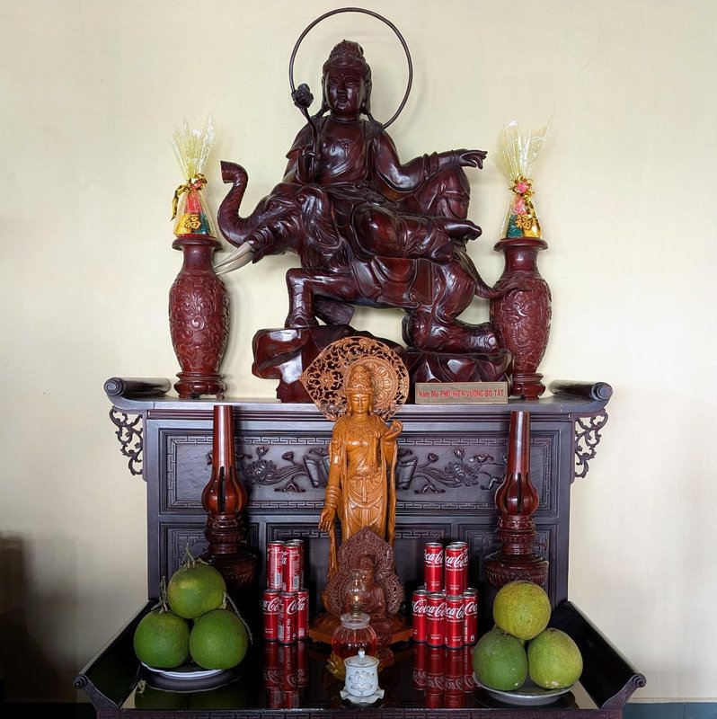Altar with pomelo and Coca-Cola