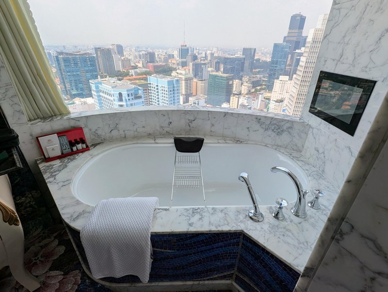 Panoramic bathtub
